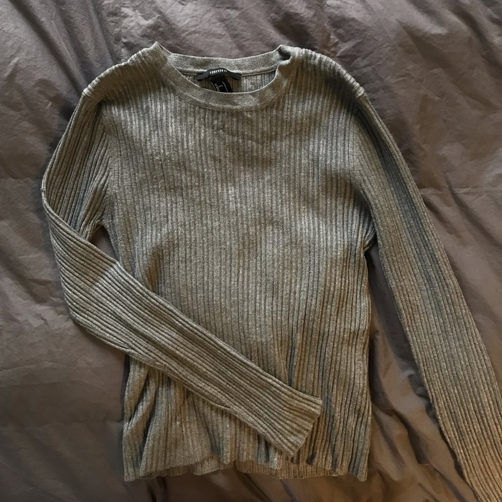 GRAY SWEATER
